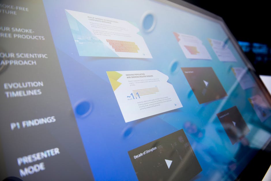 Osoba prezentująca dashboard analityczny na ekranie.